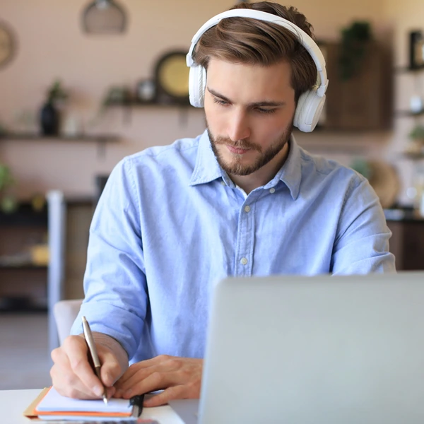 academia online Plataforma educativa en pantalla con cursos visibles, interfaz moderna y navegación intuitiva